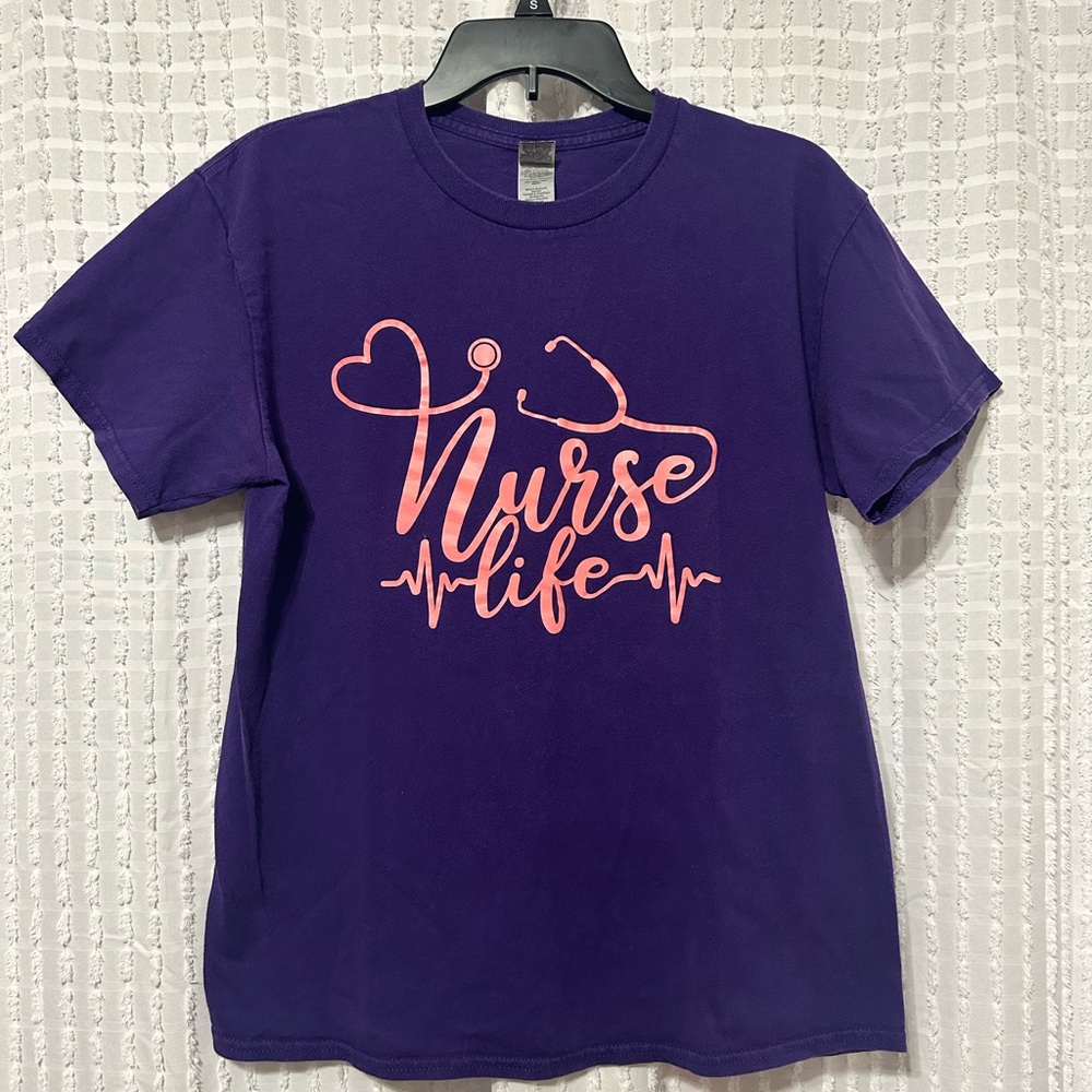 Gildan Heavy Cotton Purple Nurse Life Graphic T-Shirt Pink Stethoscope Heart M